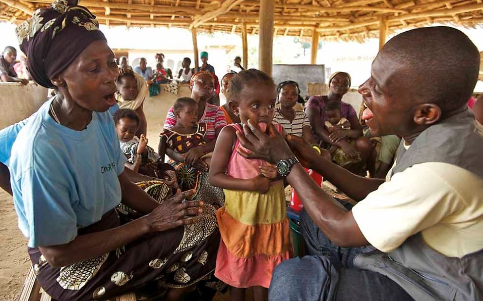 Liberia: Ein Gesundheitshelfer untersucht Kinder auf Malaria © UNICEF/Noorani