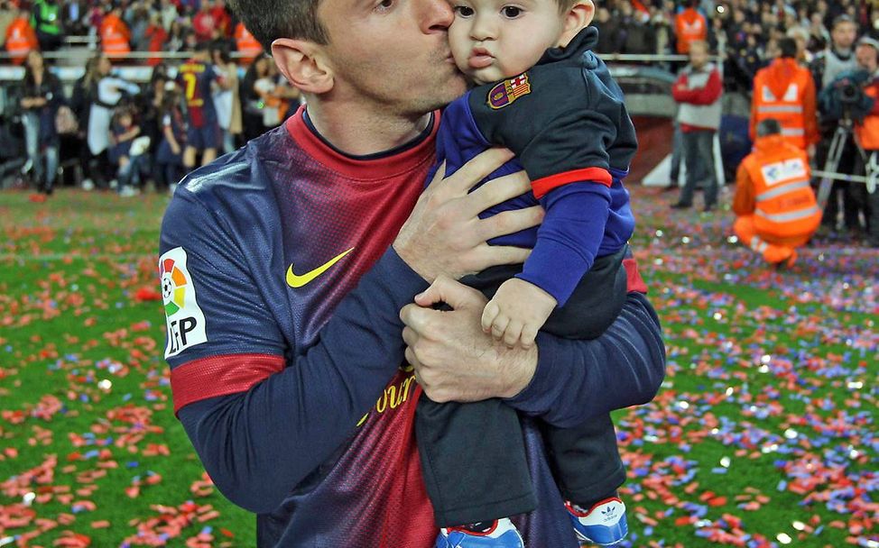 Mit UNICEF im Einsatz gegen Kindersterblichkeit: UNICEF-Botschafter Lionel Messi mit seinem Sohn Thiago. 