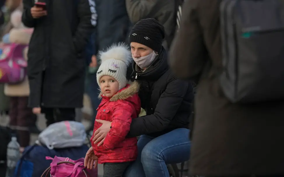 Ukraine Konflikt: Eine Mutter hält ihre Tochter schützend fest | © picture alliance / ASSOCIATED PRESS | Vadim Ghirda Ukraine Konflikt: Eine Mutter hält ihre Tochter schützend fest
