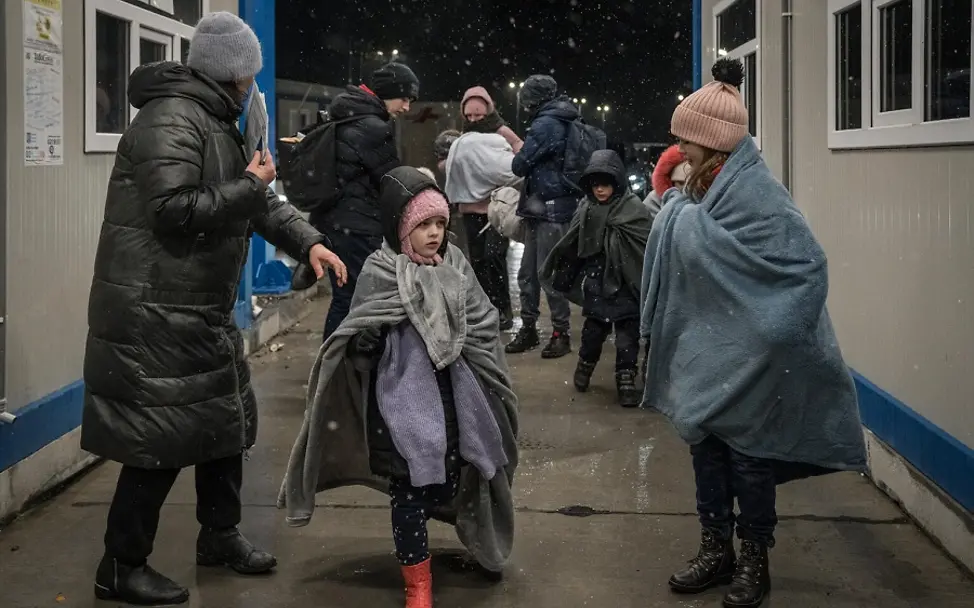 Ukraine: Unbegleitete Kinder brauchen Schutz | © UNICEF/Moldovan Ukraine-Konflikt: geflüchtete Kinder mit ihren Eltern kommen bei Schnee in Rumänien an.