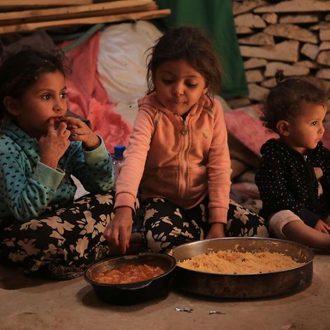 Jemen: Maymouna, Hilalah und Ghosoon haben heute etwas zu essen. 