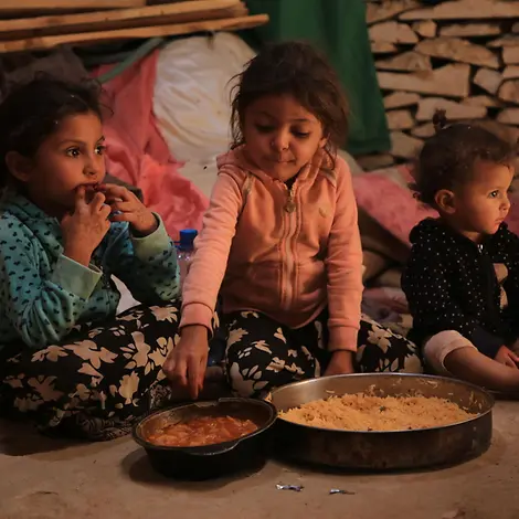 Jemen: Die Ernährungssituation verschlechtert sich stetig. | © UNICEF/Alhamdani Jemen: Maymouna, Hilalah und Ghosoon haben heute etwas zu essen.