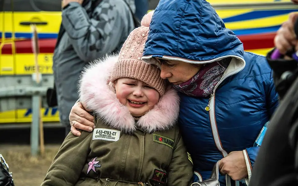 Polen: Ein ukrainisches Mädchen weint bitterlich und wird von einer Angehörigen getröstet. | © UNICEF/Remp Ukraine Nothilfe: So wie dieses Mädchen, das nach Polen geflüchtet ist, haben Millionen Ukrainer*innen ihr Land verlassen