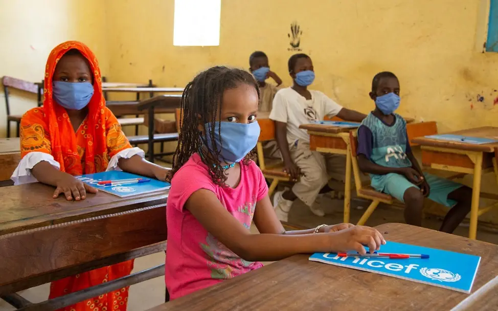Covid-19: Schulen immer noch nicht wieder vollständig geöffnet | © UNICEF/Pouget Schulkinder in Mauretanien sitzen mit Masken geschützt im Klassenzimmer.