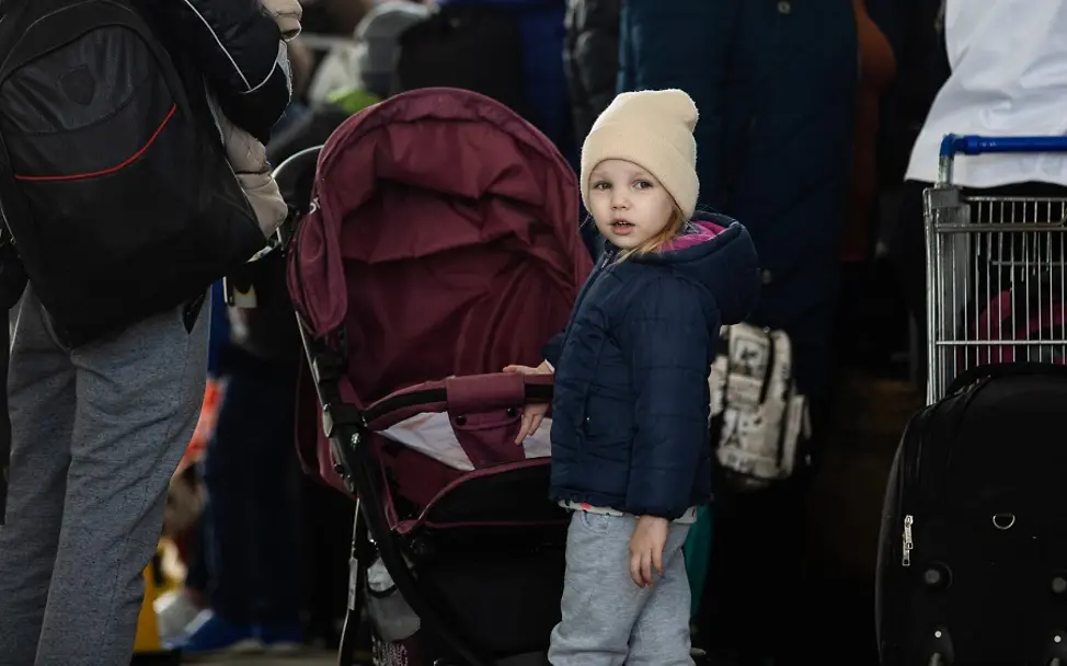 Ukraine: 2 Mio. Kinder in Nachbarländer geflohen | © UNICEF/ Vincent Tremeau Ein Mädchen wartet mit ihrer Familien in der Schlange an der Grenze zwischen Ukraine und Moldau.