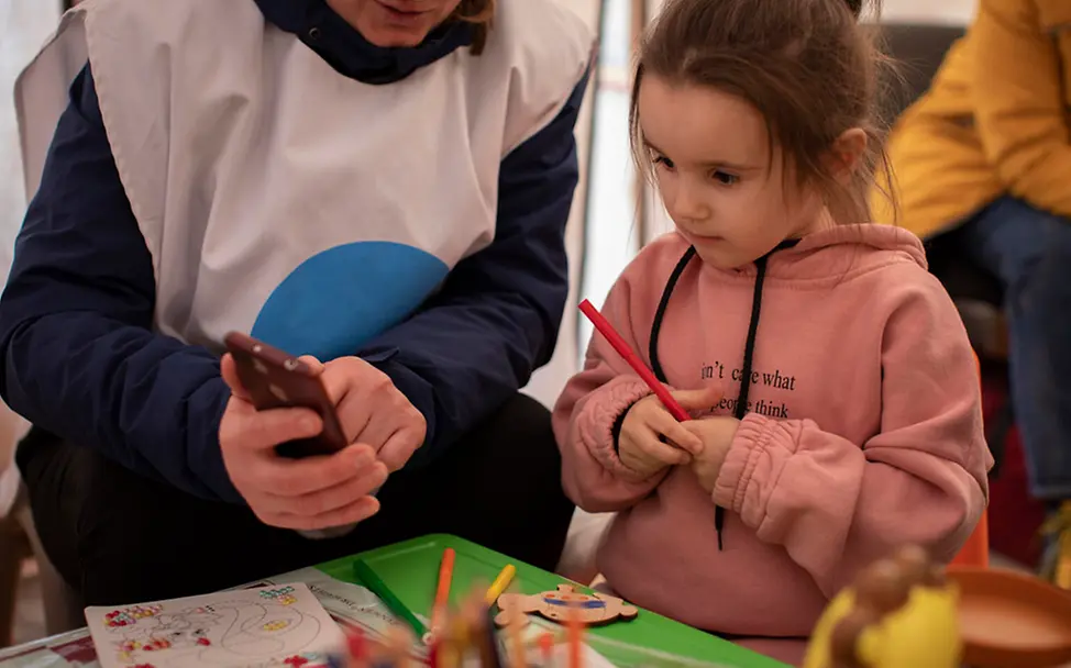 Krieg in der Ukraine: Das Mädchen Dasha spielt in einer UNICEF-Anlaufstelle für Geflüchtete | © UNICEF/Modola Krieg in der Ukraine: Das Mädchen Dasha spielt in einer UNICEF-Anlaufstelle für Geflüchtete