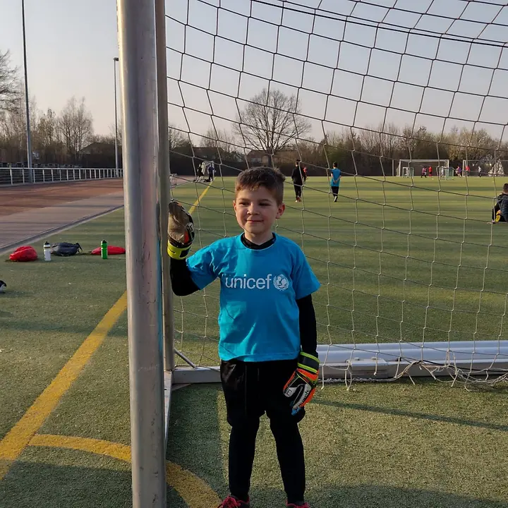 Junge mit UNICEF-Shirt vor einem Fußball-Tor © Benjamin Dargel Junge mit UNICEF-Shirt vor einem Fußball-Tor © Benjamin Dargel