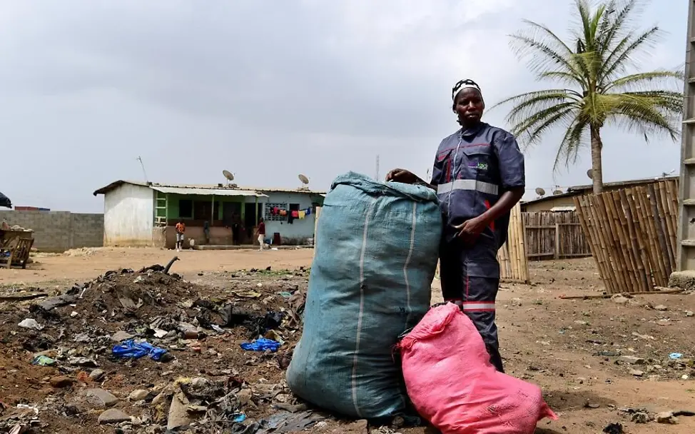 Ki Mariam, 31 Jahre alt, ist Müllsammlerin in Abidjan in der Elfenbeinküste. | © UNICEF/UN0452647/Dejongh Ki Mariam zeigt einen großen Müllsack.