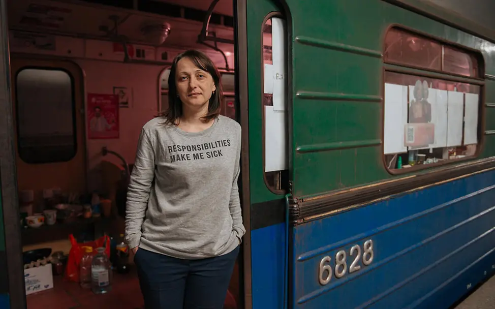 Krieg in der Ukraine: Eine Frau steht in der U-Bahn von Charkiw | © UNICEF/Pashkina Krieg in der Ukraine: Eine Frau steht in der U-Bahn von Charkiw