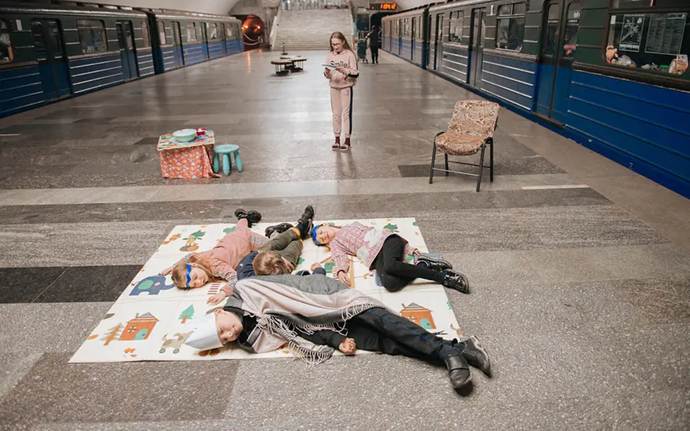 Krieg in der Ukraine: Kinder spielen in der U-Bahnstation von Charkiw | © UNICEF/Pashkina Krieg in der Ukraine: Kinder spielen in der U-Bahnstation von Charkiw