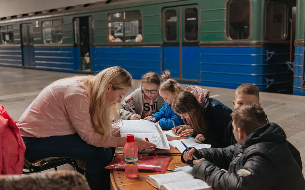 Ukraine-Krieg: Kinder lernen in der U-Bahn von Charkiw | © UNICEF/Pashkina Ukraine-Krieg: Kinder lernen in der U-Bahn von Charkiw