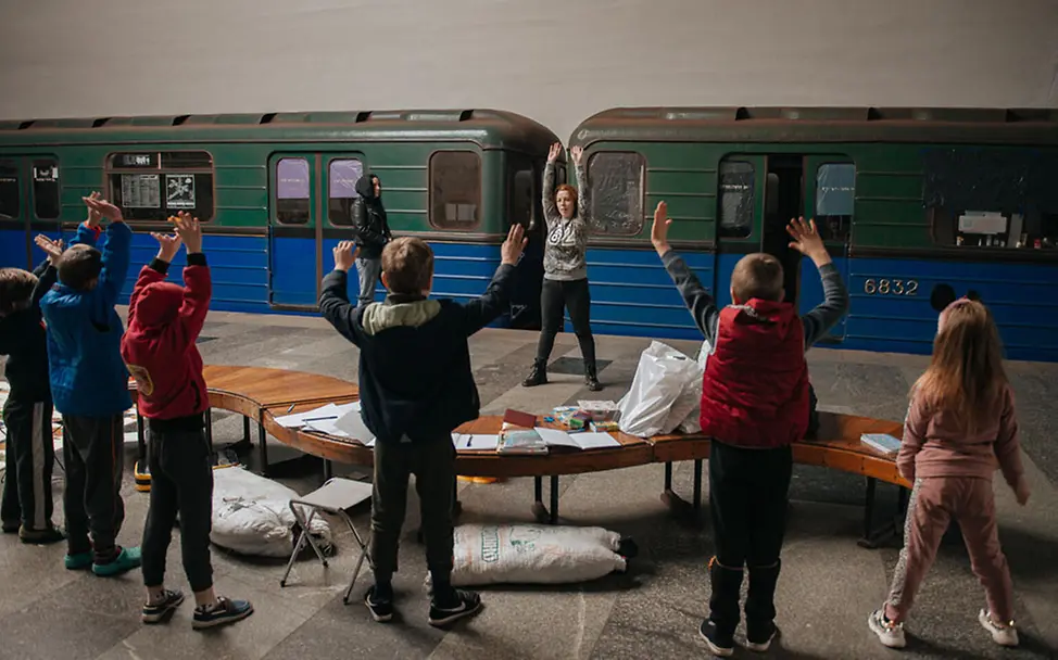 Ukraine-Krieg: Kinder spielen in der U-Bahn von Charkiw | © UNICEF/Pashkina Ukraine-Krieg: Kinder spielen in der U-Bahn von Charkiw