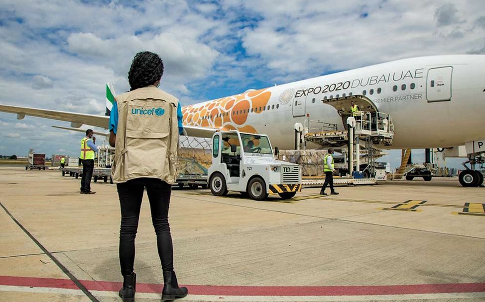 Corona-Impfstoffe treffen ein: Eine UNICEF-Mitarbeiterin koordiniert am Flughafen in Tansania die Lieferungen.