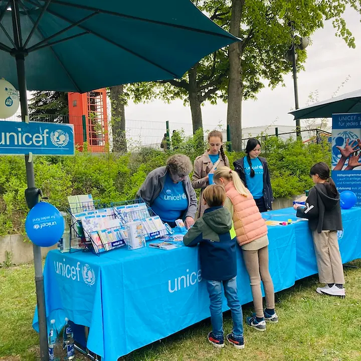Unser Stand beim ICB-Fest am 1. Mai © UNICEF Berlin Unser Stand beim ICB-Fest am 1. Mai © UNICEF Berlin