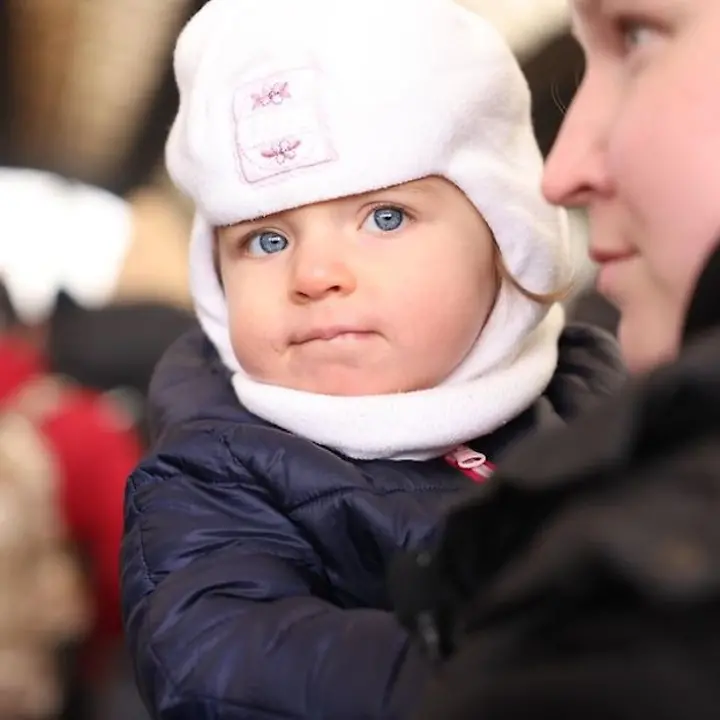 Geflüchtete Frau mit ihrem Kind © UNICEF/UN0598096/Moskaliuk Geflüchtete Frau mit ihrem Kind © UNICEF/UN0598096/Moskaliuk