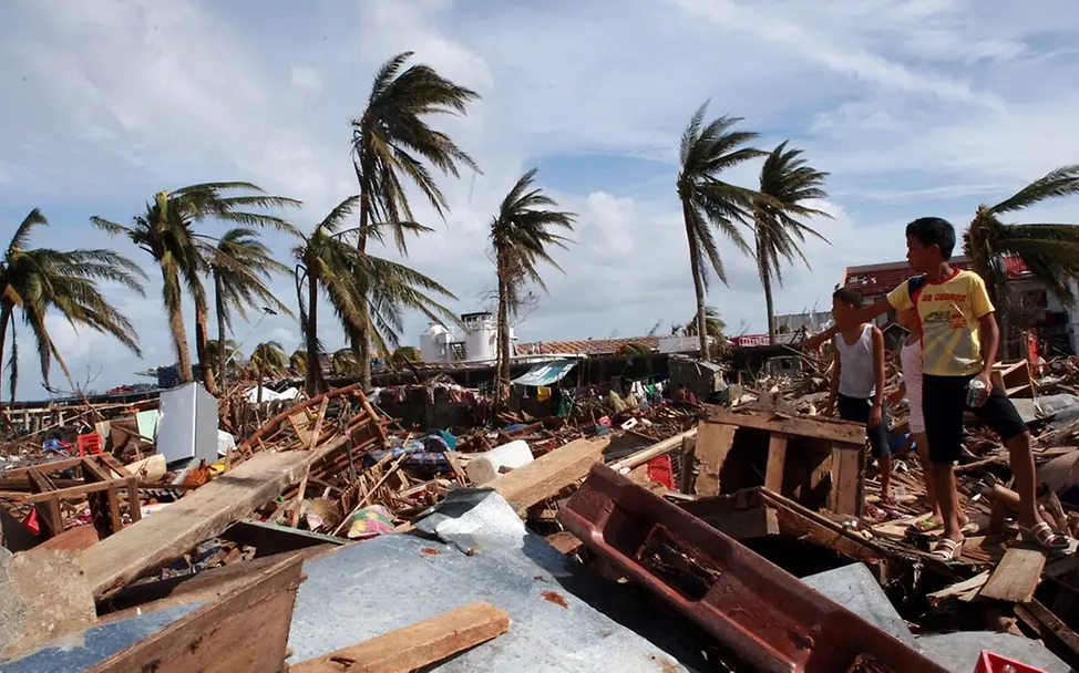 Kinder auf den Trümmern des Taifuns Haiyan. © UNICEF/Maitem. Kinder auf den Trümmern des Taifuns Haiyan. © UNICEF/Maitem.