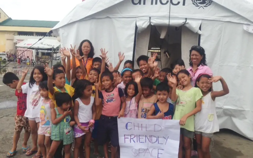 Kinder aus Tacloban vor einem Zelt von UNICEF. © UNICEF/Kent Page Kinder aus Tacloban vor einem Zelt von UNICEF. © UNICEF/Kent Page