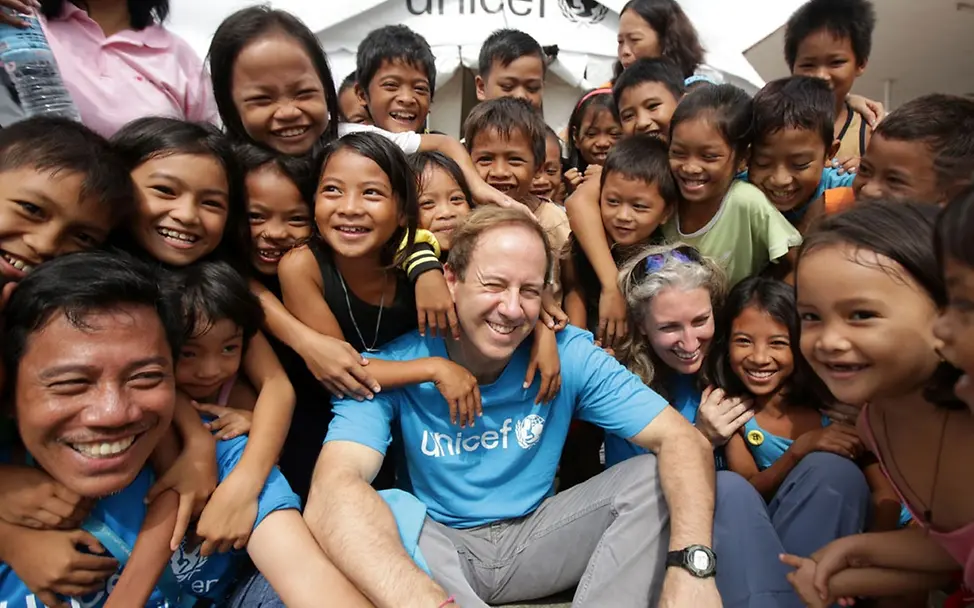 UNICEF-Mitarbeiter mit Kindern aus Tacloban. | © EPA/Francis R. Malasig UNICEF-Mitarbeiter mit Kindern aus Tacloban.