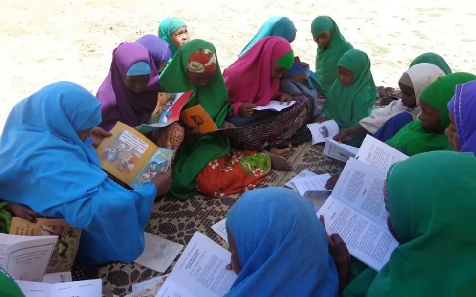 Kinder in Somalia lesen Bücher der Schulbibliothek. © UNICEF Somalia Kinder in Somalia lesen Bücher der Schulbibliothek. © UNICEF Somalia