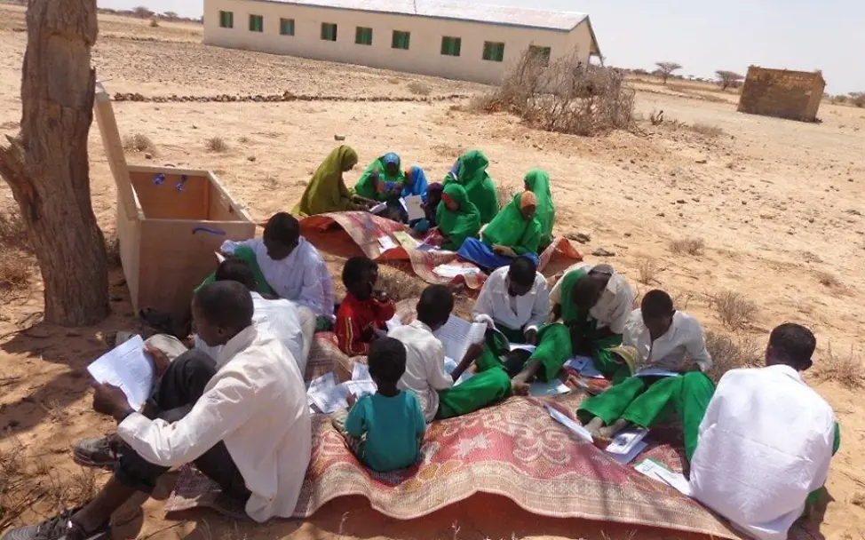 Mädchen und Jungen sitzen beim Lesen getrennt. © UNICEF Somalia Mädchen und Jungen sitzen beim Lesen getrennt. © UNICEF Somalia
