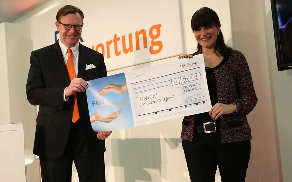 ING-DiBa verleiht einen Scheck an UNICEF für die Initiative "Schulen für Afrika" © ING DiBa ING-DiBa verleiht einen Scheck an UNICEF für die Initiative "Schulen für Afrika" © ING DiBa