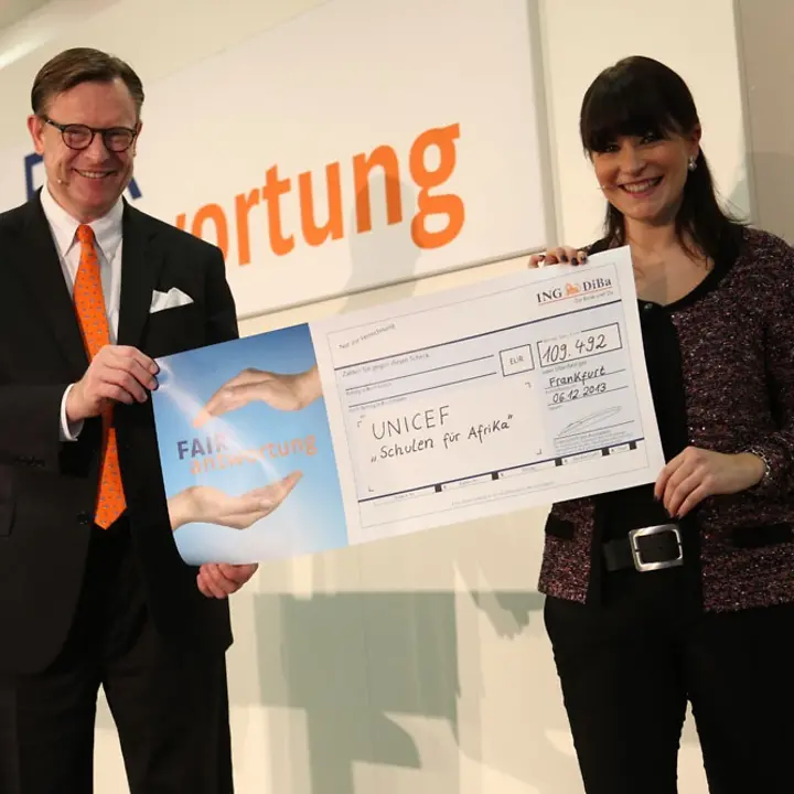 ING-DiBa verleiht einen Scheck an UNICEF für die Initiative "Schulen für Afrika" © ING DiBa ING-DiBa verleiht einen Scheck an UNICEF für die Initiative "Schulen für Afrika" © ING DiBa