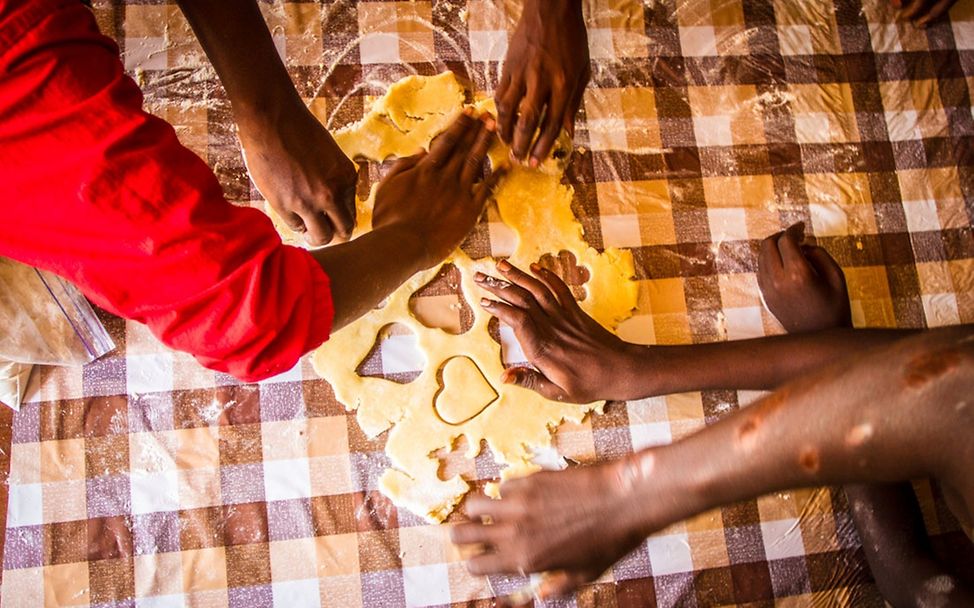 Plätzchen backen in Sierra Leone. © UNICEF Sierra Leone/Angela Griep