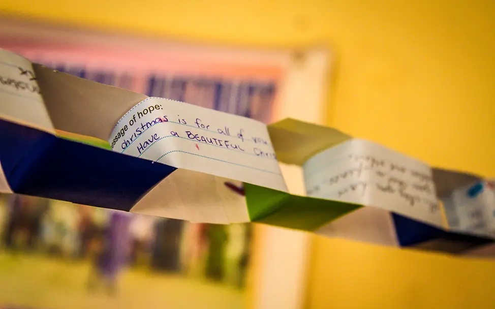 Papierstreifen mit Weihnachtswünschen aus der ganzen Welt. © UNICEF Sierra Leone/Angela Griep Papierstreifen mit Weihnachtswünschen aus der ganzen Welt. © UNICEF Sierra Leone/Angela Griep