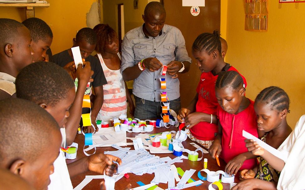 Sozialarbeiter Wahab Kamara betreut die Kinder. © UNICEF Sierra Leone/Angela Griep