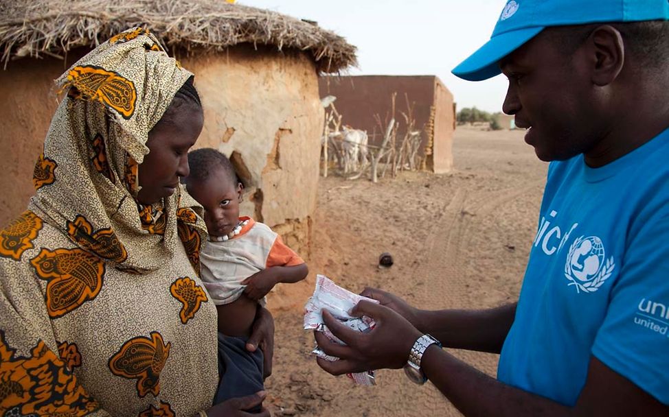 Erdnusspaste für ein mangelernährtes Kind. © UNICEF