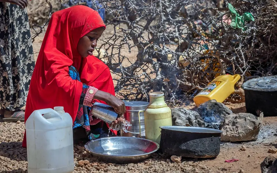Dank UNICEF haben Menschen am Horn von Afrika sauberes Wasser. | © UNICEF/UN0635406 Hungerkrise: Ein Mädchen in Somalia wäscht sich die Hände.