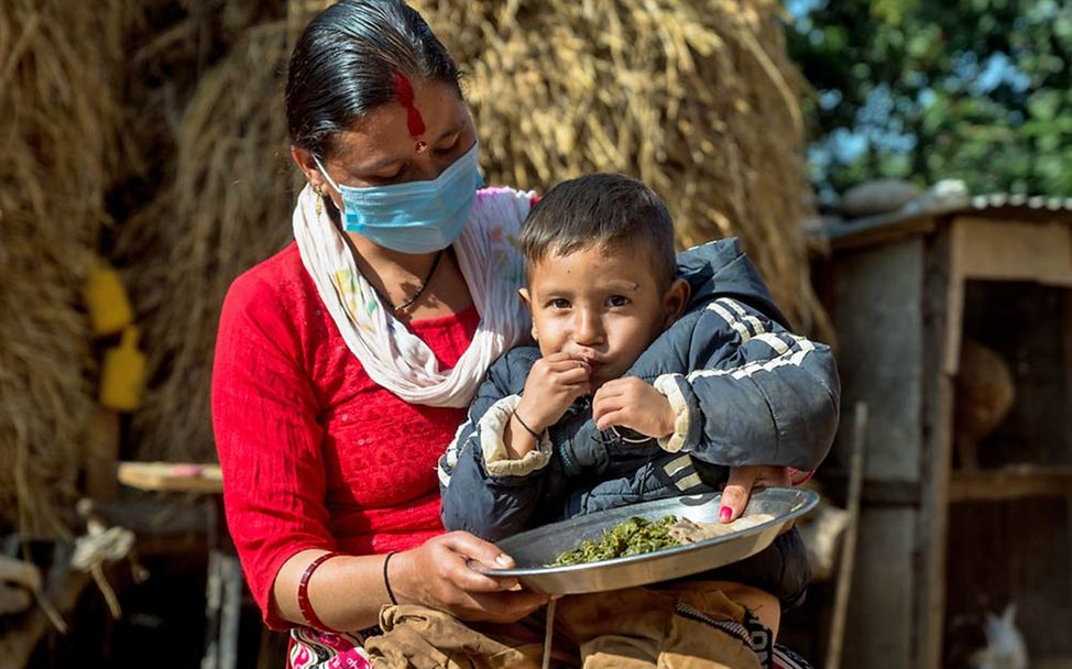 Hungerkrise: Eine Mutter in Nepal hat für ihren Sohn gekocht. 