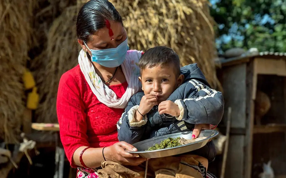 In vielen Ländern Südasiens haben Kinder nicht genug zu essen. | © UNICEF/Upadhayay Hungerkrise: Eine Mutter in Nepal hat für ihren Sohn gekocht.
