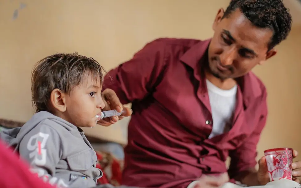 Der dreijährige Aseel wird mit Spezialmilch gefüttert. | © UNICEF/Haleem Hungerkrise: Ein Kind im Jemen (Asien) wird mit Spezialmilch gefüttert.