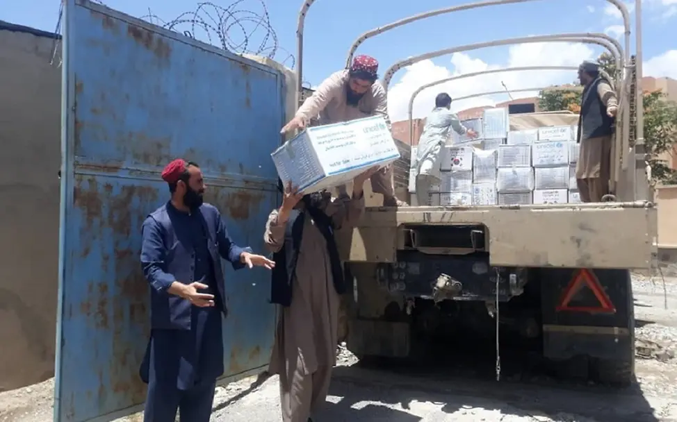 Tausende Kinder nach verheerendem Erdbeben in Gefahr | © UNICEF/UNICEF Afghanistan Männer heben Hilfsgüter aus einem Wagen.