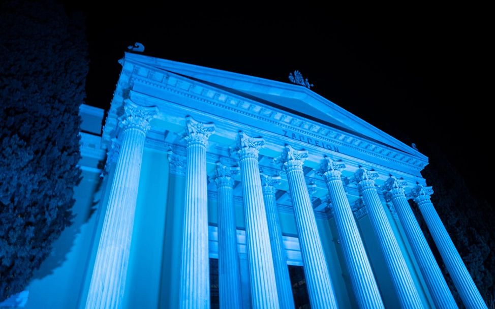 Griechenland: Das Zappeion leuchtet zum Tag der Kinderrechte blau.