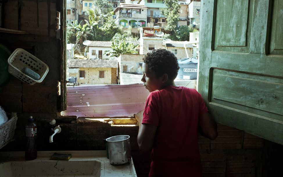 Brasilien: Caio steht am Fenster und schaut nach draußen.