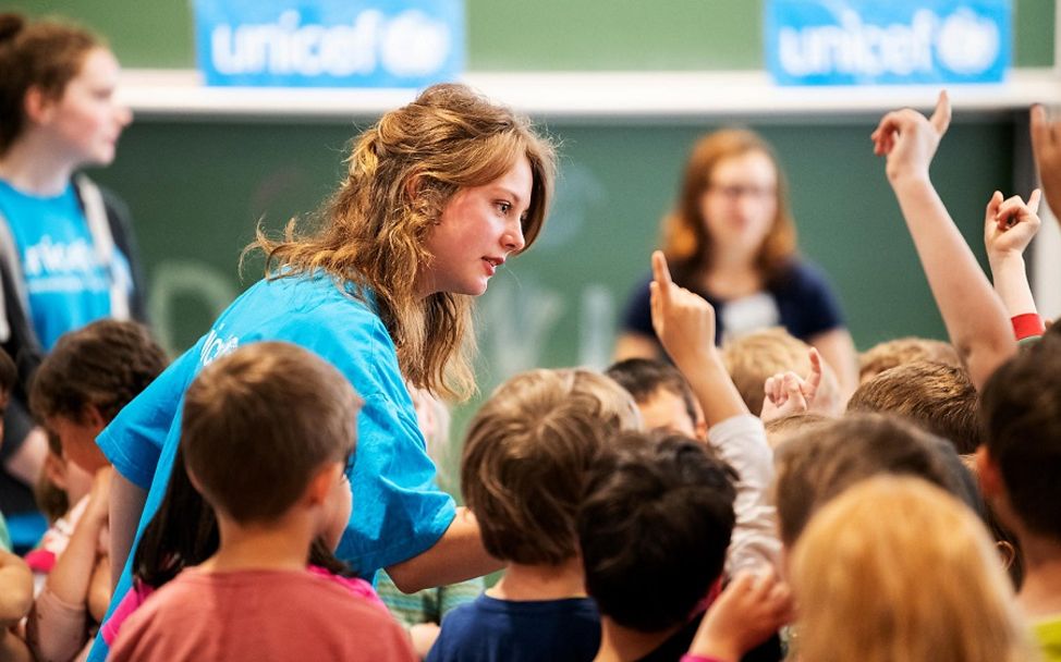 UNICEF Hochschulgruppe Jena: Engagierte spricht mit Kindern