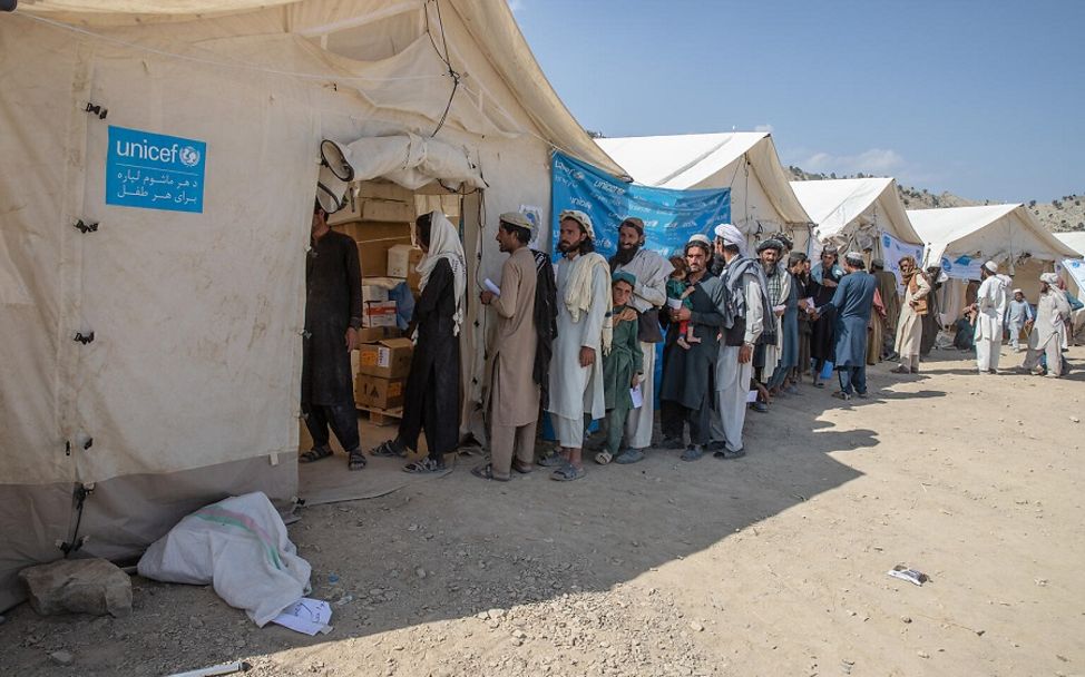 Menschen stehen bei mobiler Klinik in Afghanistan an.