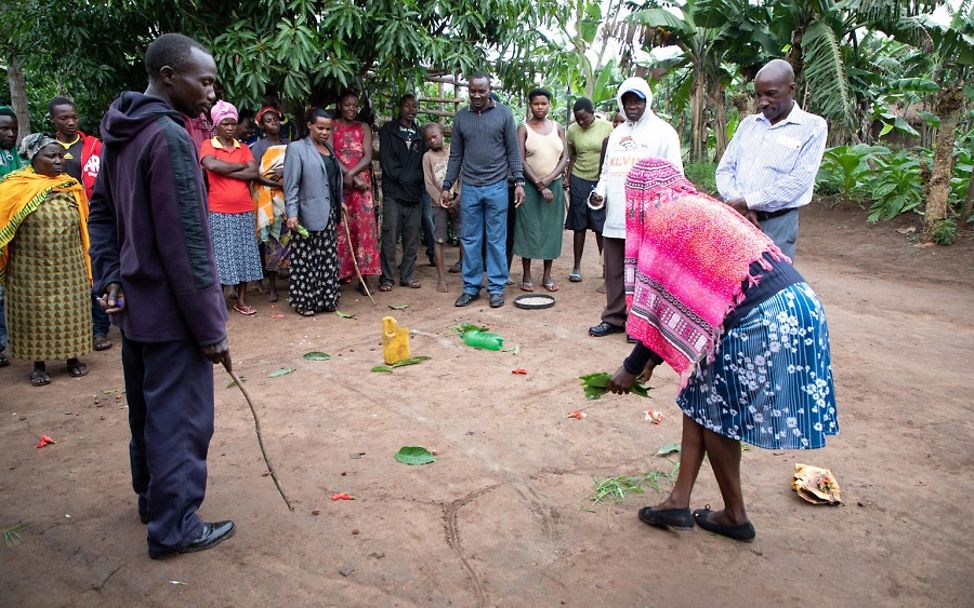 In Uganda erarbeitet UNICEF zusammen mit Dorfbewohnern einen Plan zu Hygiene aus.