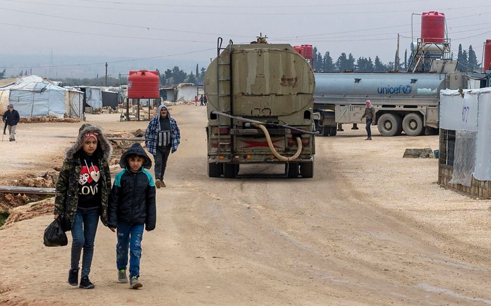 Wassertrucks bringen Trinkwasser in ein Flüchtlingslager