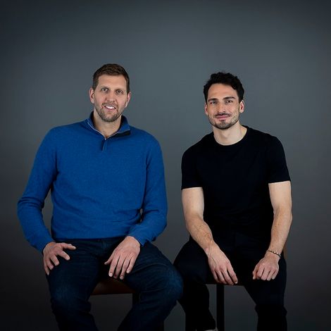 NBA-Champion Dirk Nowitzki (l.) und Fußball-Weltmeister Mats Hummels (r.) beim Dreh zum aktuellen UNICEF-Spot