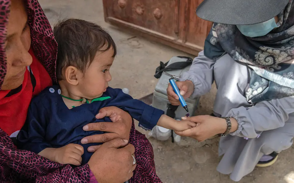 Afghanistan Kinder: Die Markierung am Finger zeigt, dass dieses Kind gegen Polio geimpft wurde | © UNICEF/Bidel Afghanistan Kinder: Die Markierung am Finger zeigt, dass dieses Kind gegen Polio geimpft wurde
