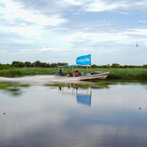 Südsudan: Ein Schnellboot transportiert Medikamente auf dem Nil.