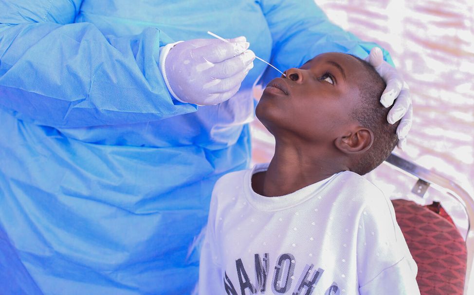 Sudan: Covid-Test von UNICEF-Gesundheitshelfer*innen.