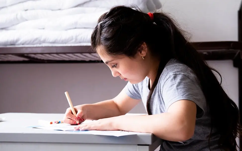 Recht auf Bildung für alle schutzsuchenden Kinder | © UNICEF/Etges Mädchen an Schreibtisch