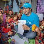 Bahir Wyaar, ein UNICEF-Bildungsspezialist, spielt mit überlebenden Kindern in der Provinz Paktika in Afghanistan