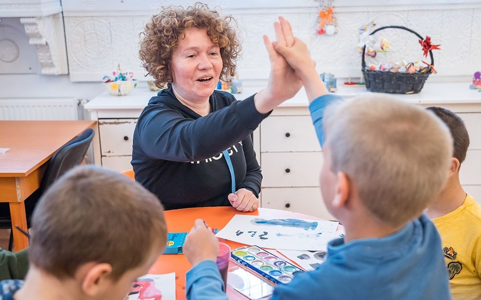 UNICEF-Mitarbeiterin Despina Andrei spielt mit Kindern in einem Zentrum für geflüchtete Kinder aus der Ukraine