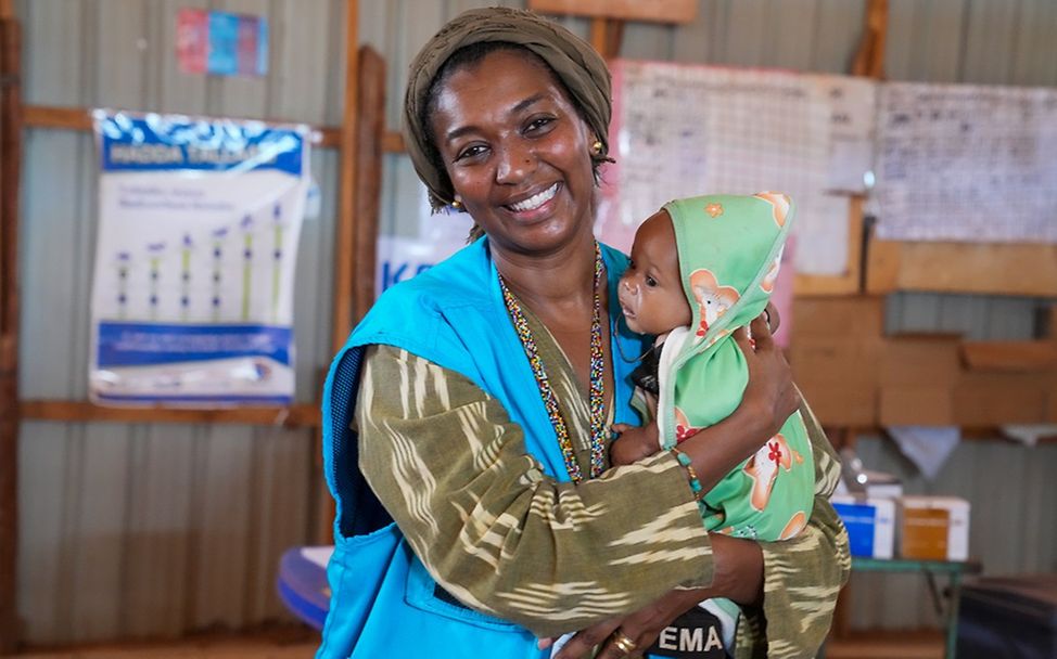 Stellvertretende UNICEF-Regionaldirektorin für das östliche und südliche Afrika zu Besuch im Gesundheits- und Ernährungszentrum