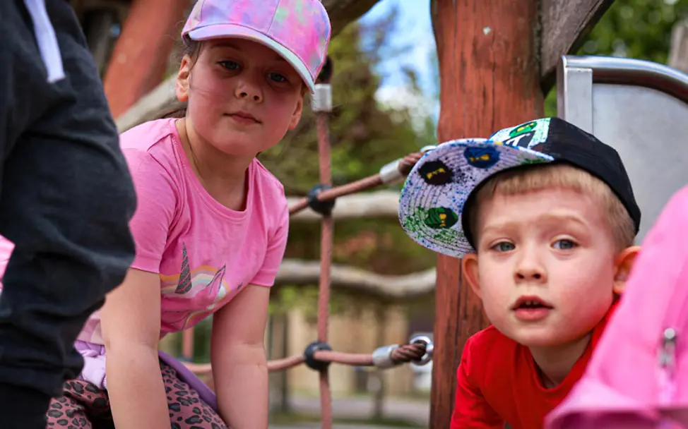 Ukraine Krieg: Geflüchtete Kinder spielen im Außenbereich eines Kindergartens in Deutschland | © UNICEF/Maizhara Ukraine Krieg: Geflüchtete Kinder spielen im Außenbereich eines Kindergartens in Deutschland